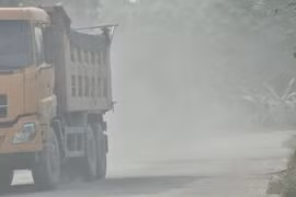 Người dân kêu trời về xe quá tải, khói bụi và tiếng ồn?