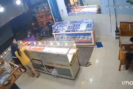 Truy tìm người phụ nữ cướp tiệm vàng ở Đắk Lắk