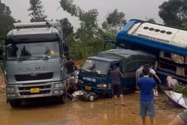 Sạt lở đất do mưa lớn vùi lấp 4 nhà dân, 1 xe khách và nhiều ôtô