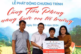 Phát động Chương trình 'Cùng Tiền Phong nâng bước em tới trường'