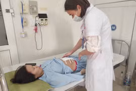 Lào Cai: Cắt thành công khối u buồng trứng nặng gần 2 kg của một sản phụ