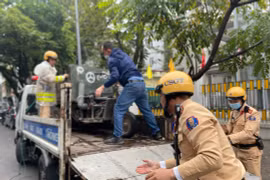 Hà Nội: Tuyên truyền kết hợp xử lý lái xe tự chế chở hàng cồng kềnh