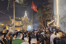 Hàng ngàn người dân phố biển ghé đền Độc Cước đêm Giao thừa