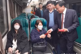 Hân hoan chuyến tàu cuối năm Quý Mão 2023 rời ga Hà Nội