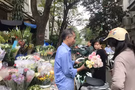 Sát ngày 8/3, hoa tươi tăng giá mạnh, tiểu thương nhập hàng cầm chừng