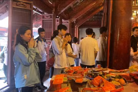 Sĩ tử dâng sớ cầu may ở Văn Miếu Quốc Tử Giám trước kỳ "vượt vũ môn"