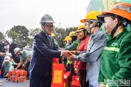 Báo Nhân Dân trao quà cho công nhân công trường Ecopark, huyện Văn Giang, tỉnh Hưng Yên