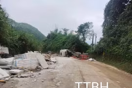 Lào Cai: Xe chở vật liệu dựng nhà mới cho dân Làng Nủ gặp nạn trong đêm nhưng lái xe an toàn