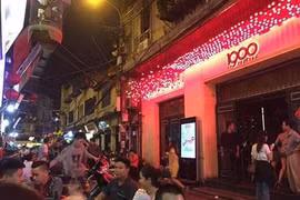 Nhiều năm liền chiếm dụng 'Đất vàng' 8B Tạ Hiện của Nhà hát kịch Hà Nội, quán Bar 1900 còn công khai kinh doanh 'bóng cười'