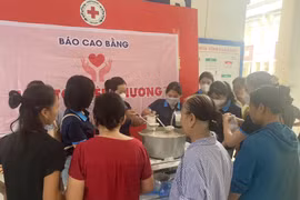 Chi hội Nhà báo Báo Cao Bằng tổ chức phát cháo từ thiện cho bệnh nhân