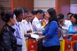 Phó Chủ tịch nước Võ Thị Ánh Xuân tặng quà Tết cho người nghèo tại Bến Tre