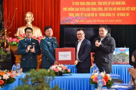 Đồng chí Lê Quốc Minh thăm, chúc Tết cán bộ, chiến sĩ thuộc Quân chủng Phòng không - Không quân