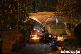 Hà Nội: Nhiệt độ dưới 10 độ C, người dân dựng lều, đốt lửa "xuyên đêm" canh đào Tết