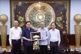 Chủ tịch Quốc hội Vương Đình Huệ gặp mặt Ban Thường vụ Tỉnh ủy Bạc Liêu