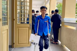 Nghị lực phi thường của chàng trai ung thư xương với ước mơ trở thành thầy giáo