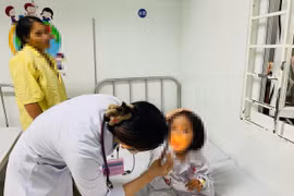 Kon Tum: 3 em nhỏ uống chất tẩy rửa vì tưởng là nước ngọt, 1 trẻ tử vong