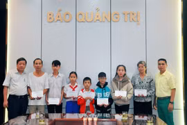 Báo Quảng Trị phối hợp trao quà cho người dân có hoàn cảnh đặc biệt khó khăn