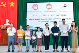 Báo Nhân Dân trao học bổng cho các học sinh nghèo hiếu học tại huyện Vĩnh Linh
