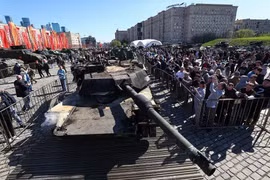 Người dân Nga đổ xô đến xem 'chiến tích' xe tăng phương Tây thu được ở Ukraine