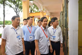 Bộ trưởng Nguyễn Kim Sơn động viên thí sinh dự kỳ thi tốt nghiệp