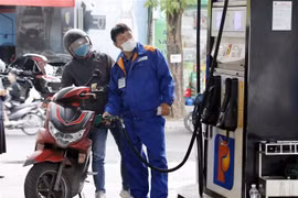 Giá xăng tăng mạnh, vượt 23.500 đồng một lít