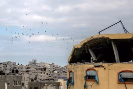 Hàng viện trợ rơi trúng trại tị nạn ở Gaza, ít nhất 5 người thiệt mạng