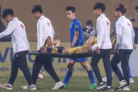 Tuấn Hải nhập viện cấp cứu sau pha vào bóng triệt hạ của cựu cầu thủ HAGL