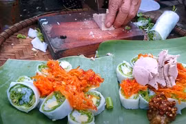 Đến Huế thưởng thức món bánh ướt cuốn tôm chua ngon nức tiếng