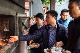 Người dân đã ý thức hơn việc cúng vàng mã ngày Rằm tháng Giêng