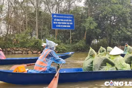 Hàng nghìn xuồng, đò chở khách quá tải, không trang bị áo phao cứu sinh