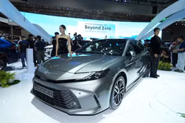 Toyota Camry 2024 ra mắt khách Việt, thiết kế "lột xác", nhiều công nghệ và lần đầu có bản hybrid