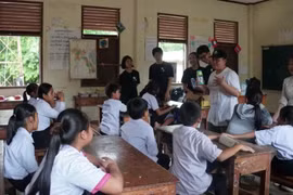 Ngày càng nhiều sinh viên Singapore đến khám phá cuộc sống ở Lào