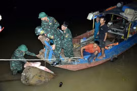 Trục vớt thêm một quả bom 'ngủ quên' nặng hơn 1,3 tấn gần cầu Long Biên