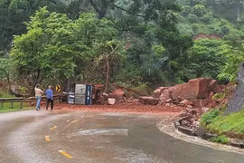 Quốc lộ 6 liên tiếp sạt lở, 2 ô tô bị đất đá đè trúng