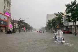 Mưa trắng trời, nhiều tuyến đường ở TP Vinh bị 'thất thủ'