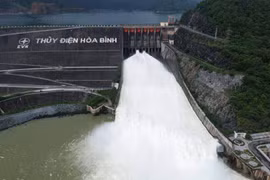 Đóng 2 cửa xả đáy hồ thủy điện Hòa Bình