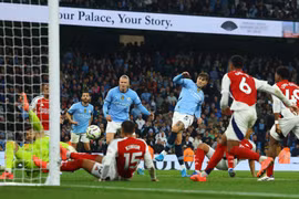 Haaland toả sáng, Man City thoát thua trước Arsenal