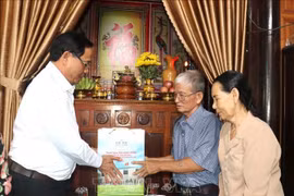 Phó Chủ tịch Quốc hội Trần Quang Phương thăm, tặng quà các gia đình chính sách tại Quảng Trị