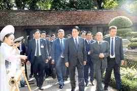 Chủ tịch nước Lương Cường và Quốc vương Campuchia thăm Văn Miếu - Quốc Tử Giám, thưởng thức phẩm trà quý của Việt Nam