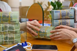 Lãi suất tiết kiệm đã giảm sâu nhưng lượng tiền gửi vẫn cao