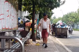 Đề nghị xử lý nghiêm tình trạng tập kết rác, vẽ bậy tại trạm xe buýt ở TP.HCM