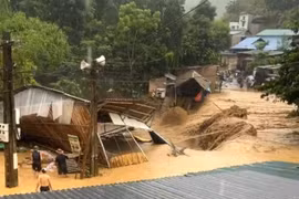 Lũ cuốn trôi 2 ngôi nhà tạm của người dân ở Thanh Hoá