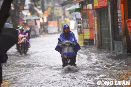 Hà Nội: Mưa tầm tã từ sáng tới tối, nhiều khu vực ngập sâu trong nước