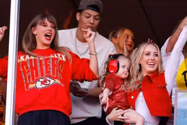 Adele: "Taylor Swift khiến bóng bầu dục thú vị hơn"