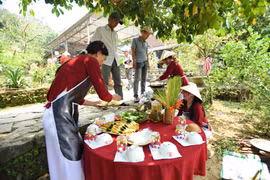 Ngày xuân thưởng thức món bánh xèo độc lạ của làng cổ Lộc Yên