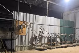 Đột kích, bắt quả tang điểm nghi vấn san chiết gas lậu ở ven đê sông Đuống