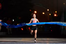 Phạm Thị Hồng Lệ vô địch Giải chạy bán marathon Tây Hồ 2024