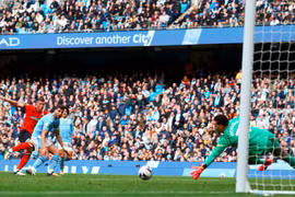 Thắng đậm Luton, Man City tạm chiếm ngôi đầu Ngoại hạng Anh