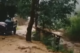 Hai anh em ruột bị mưa lũ cuốn trôi khi lội qua suối ở Lào Cai