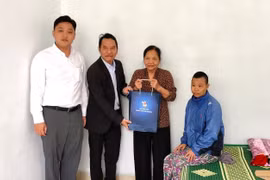 Trao tặng nhà tình nghĩa cho gia đình nạn nhân nhiễm chất độc da cam